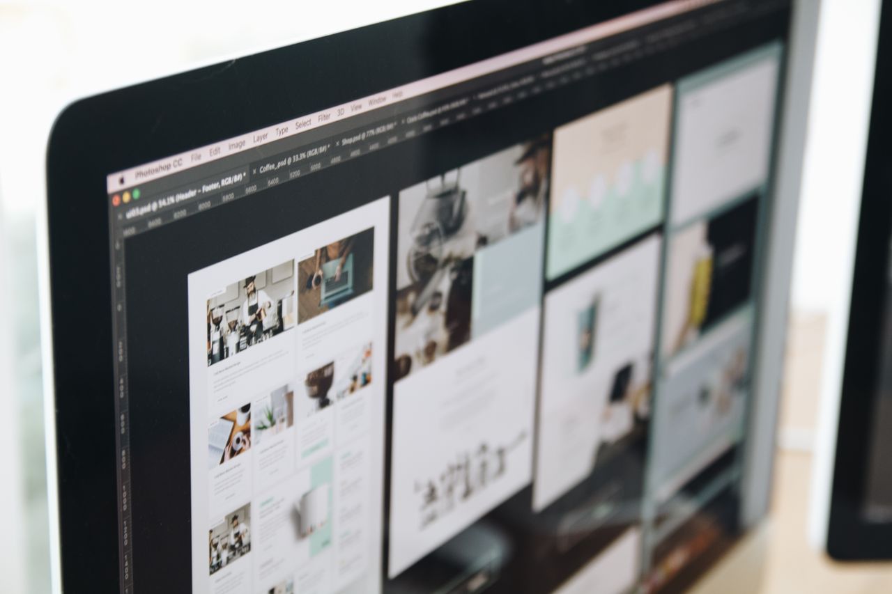 heros-img Moderní počítačová obrazovka zobrazující práci na webdesignu a představující kreativní vizuály v pracovním prostoru.